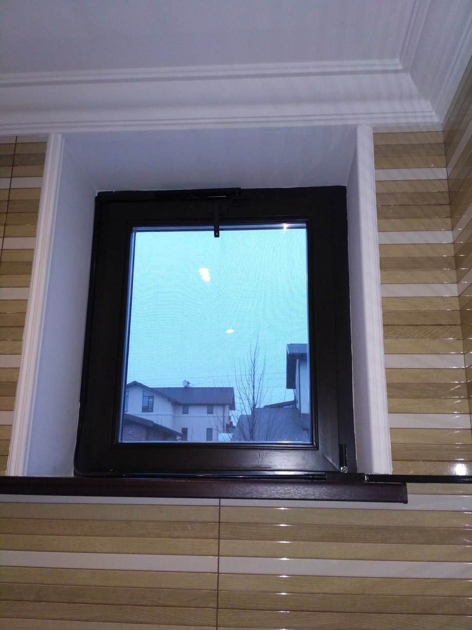 Форточка в деревянное окно